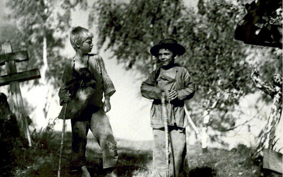 «Τα παιδικά χρόνια του Μαξίμ Γκόρκι». Το ασπρόμαυρο βιογραφικό δράμα του 1938, «Τα παιδικά χρόνια του Μαξίμ Γκόρκι» που αποτελεί κινηματογραφική μεταφορά, από τον Σοβιετικό σκηνοθέτη Μαρκ Ντονκόι, της αυτοβιογραφίας του Μαξίμ Γκόρκι, συγκαταλέγεται στα κορυφαία έργα ποιητικού ρεαλισμού του σοβιετικού κινηματογράφου της δεκαετίας του ’30.