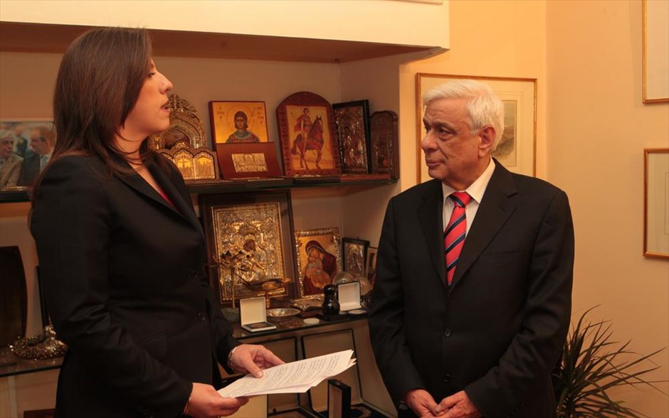 Νέος Πρόεδρος της Δημοκρατίας ο Προκόπης Παυλόπουλος. Η πρόεδρος της Βουλής Ζωή Κωνσταντοπούλου (Α) συνοδευομένη από τους αντιπροέδρους Αλέξη Μητρόπουλο, Γιάννη Μπαλάφα, Δέσποινα Χαραλαμπίδου, Νικήτα Κακλαμάνη, Σπύρο Λυκούδη και Γιώργο Λαμπρούλη (που δεν εικονίζονται) ανακοινώνει στον Προκόπη Παυλόπουλο (Δ) το αποτέλεσμα της ψηφοφορίας για την εκλογή του ως Προέδρου της Δημοκρατίας. Η διεξαχθείσα στην Βουλή ψηφοφορία για την εκλογή Προέδρου της Δημοκρατίας είχε σαν αποτέλεσμα να λάβει ο Προκόπης Παυλόπουλος 233 ψήφους , ο Νίκος Αλιβιζάτος 30 ψήφους ενώ παρών ψήφισαν 32 βουλευτές.