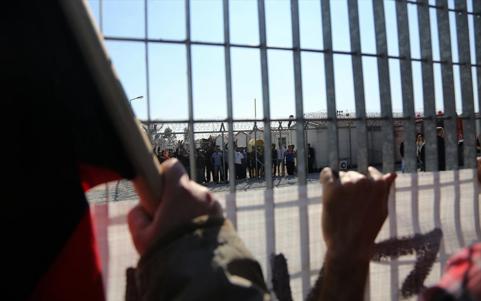 Συγκέντρωση διαμαρτυρίας στο κέντρο κράτησης μεταναστών στην Αμυγδαλέζα. Μετανάστες φωνάζουν κατά τη διάρκεια συγκέντρωσης διαμαρτυρίας ενάντια στα κέντρα κράτησης μεταναστών, στο κέντρο κράτησης της Αμυγδαλέζας.