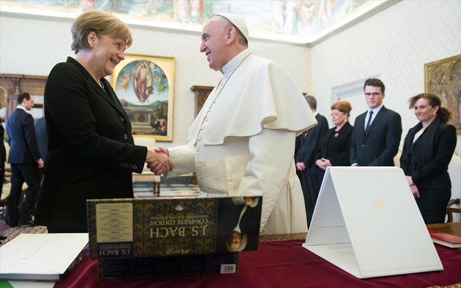 Συνάντηση της Άγκελα Μέρκελ με τον πάπα Φραγκίσκο . Συνάντηση με το πάπα Φραγκίσκο είχε η Γερμανίδα καγκελάριος Άγκελα Μέρκελ στο Βατικανό, όπως ανακοίνωσε η Αγία Έδρα χωρίς να δώσει καμία άλλη διευκρίνιση για την επίσκεψη. Η επίσκεψη της καγκελαρίου ήταν ιδιωτική. Συνοδευόταν ωστόσο από μια 15μελή αντιπροσωπεία στην οποία συμμετείχαν μεταξύ άλλων ο εκπρόσωπός της, Στέφεν Ζάιμπερτ και ο σύμβουλος της για ευρωπαϊκά θέματα Νικόλαους Μέγιερ-Λάντρουτ.