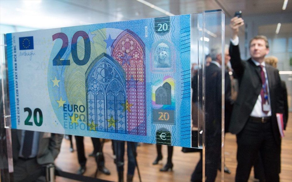 Το νέο χαρτονόμισμα των 20 ευρώ. Παρουσιάστηκε σήμερα στην Φρανκφούρτη το νέο τραπεζογραμμάτιο των 20 ευρώ. Ο πρόεδρος της ΕΚΤ, Μάριο Ντράγκι υπέγραψε ένα γιγάντιο δείγμα του καινούριου χαρτονομίσματος, το οποίο έχει καινούριο σχέδιο και παραπάνω χαρακτηριστικά ασφαλείας. Στην κυκλοφορία θα βγει στις 15 Νοεμβρίου του 2015.