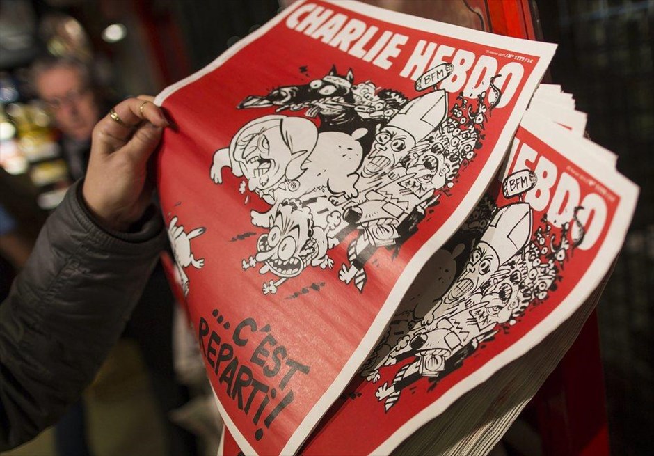 Κυκλοφόρησε το νέο τεύχος του περιοδικού «Charlie Hebdo» . Μια γυναίκα κρατά στα χέρια της ένα αντίτυπο από το νέο τεύχος του γαλλικού περιοδικού «Charlie Hebdo», σε ένα κιόσκι πώλησης εφημερίδων που βρίσκεται στον σταθμό τρένου Γκαρ ντου Νορντ, στο Παρίσι. Το νέο τεύχος του σατιρικού περιοδικού θα κυκλοφορήσει αρχικά σε δυόμισι εκατομμύρια αντίτυπα.