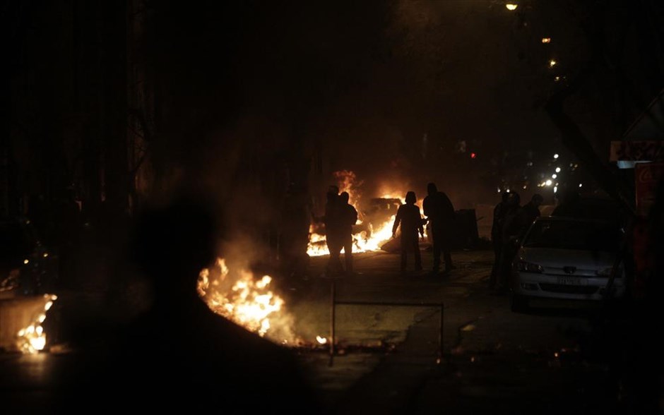 Επεισόδια έπειτα από πορεία αντιεξουσιαστών στο κέντρο της Αθήνας. 