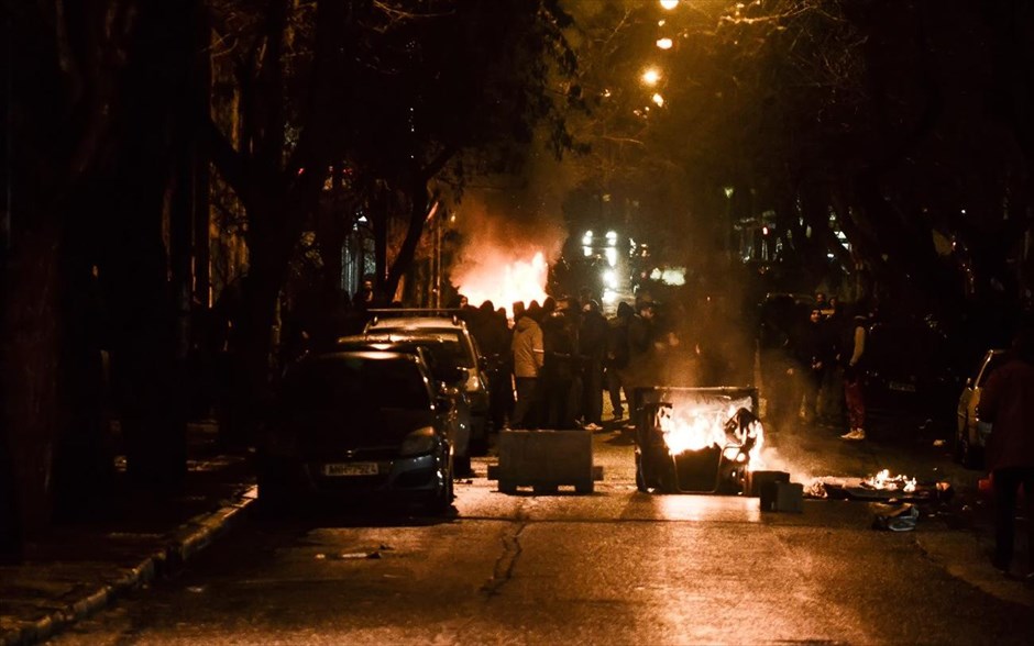 Επεισόδια έπειτα από πορεία αντιεξουσιαστών στο κέντρο της Αθήνας. 