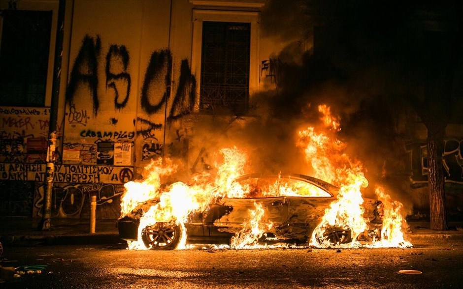 Επεισόδια έπειτα από πορεία αντιεξουσιαστών στο κέντρο της Αθήνας. 