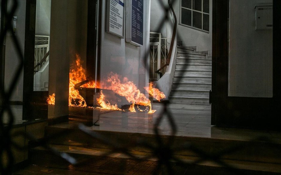 Επεισόδια έπειτα από πορεία αντιεξουσιαστών στο κέντρο της Αθήνας. 