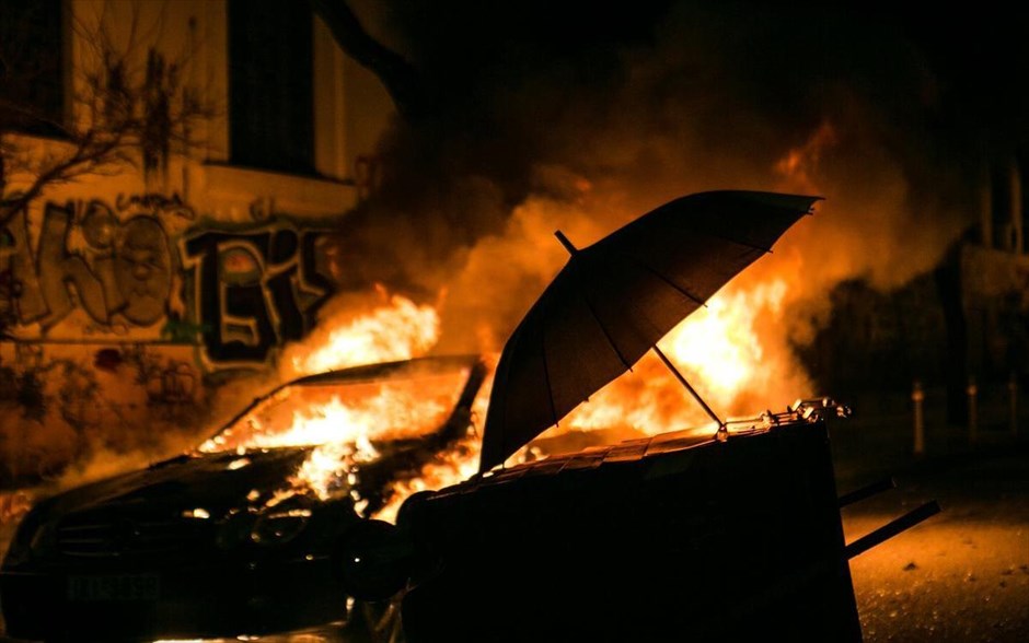 Επεισόδια έπειτα από πορεία αντιεξουσιαστών στο κέντρο της Αθήνας. Φωτιές έξω από το Πολυτεχνείο.