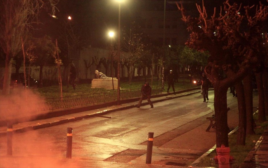 Επεισόδια έπειτα από πορεία αντιεξουσιαστών στο κέντρο της Αθήνας. 