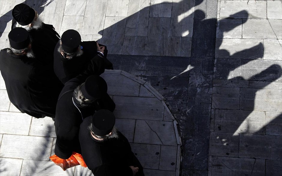 Διεκόπη για τις 23 Μαρτίου η δίκη για το Βατοπαίδι. Ιερωμένοι φθάνουν στο Εφετείο της Αθήνας προκειμένου να συμπαρασταθούν στους ιερομόναχους Εφραίμ και Αρσένιο που δικάζονται για την υπόθεση της μονής Βατοπαιδίου. Για τις 23 Μαρτίου διεκόπη από το Τριμελές Εφετείο Κακουργημάτων η δίκη για την υπόθεση του Βατοπαιδίου, προκειμένου να οριστεί άλλη δικαστική αίθουσα, μεγαλύτερης χωρητικότητας για τους 13 κατηγορουμένους (έχει αποβιώσει μία εκ των κατηγορουμένων) και οι συνήγοροί τους. Με την έναρξη της διαδικασίας δήλωσε παράσταση πολιτικής αγωγής το ελληνικό Δημόσιο το οποίο σύμφωνα με τους συνηγόρους του, διεκδικεί ποσό 234 εκατ. ευρώ.