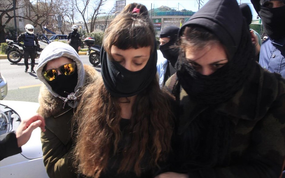 Συνελήφθη η 22χρονη Αγγελική, φερόμενη ως συνεργός του Ξηρού. Συνελήφθη σήμερα το πρωί σε περιοχή της Σαλαμίνας η Αγγελική Σπυροπούλου, η οποία καταζητείτο ως συνεργάτιδα του Χριστόδουλου Ξηρού. Η σύλληψη έγινε στο σπίτι της μητέρας των αδελφών Χρήστου και Γεράσιμου Τσάκαλου -έγκλειστων φερόμενων μελών της Συνωμοσίας των Πυρήνων της Φωτιάς- στην οδό Άγιου Χαραλάμπους στην περιοχή Περιστέρια, όπου εκεί κρυβόταν η Αγγελική το τελευταίο χρονικό διάστημα.