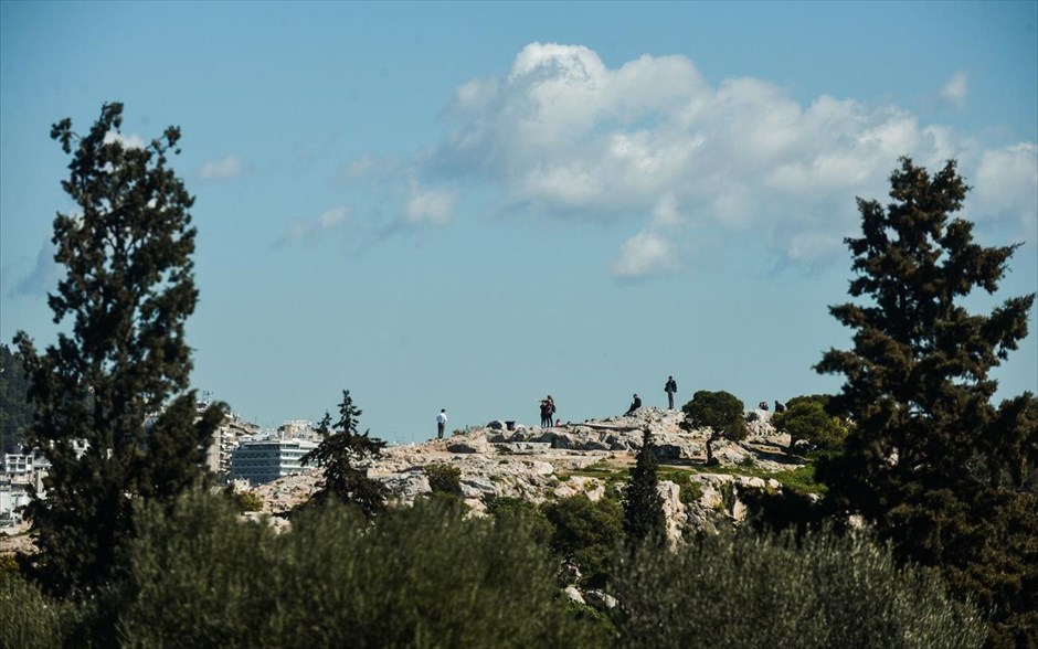 Ανοιξιάτικος καιρός στην Αθήνα. Στιγμιότυπο από το λόφο Φιλοπάππου όπου κόσμος απολαμβάνει τον ανοιξιάτικο καιρό.