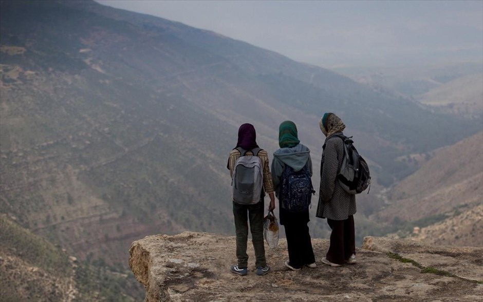«Στον δρόμο για το σχολείο». «Στον δρόμο για το σχολείο»: Το ντοκιμαντέρ του Πασκάλ Πλισόν μάς ταξιδεύει στην Κένυα, την Παταγονία, το Μαρόκο και την Ινδία, καταγράφοντας τις περιπέτειες τεσσάρων παιδιών, που αντιμετωπίζουν κάθε απίστευτη αντιξοότητα για το δικαίωμα στο καλύτερο μέλλον, που τους υπόσχεται η μόρφωση, όσο δύσκολη και μακρινή κι αν είναι αυτή.