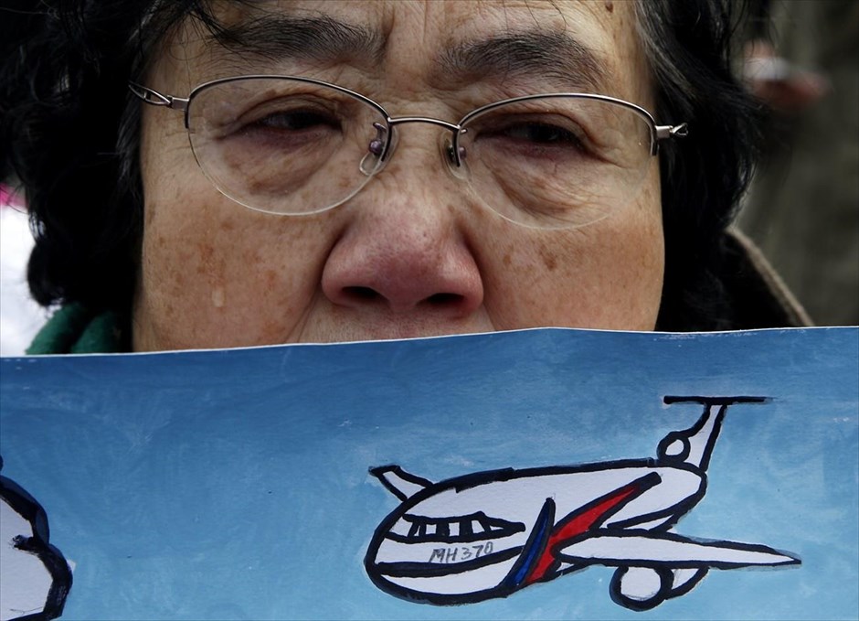 Ένας χρόνος από την εξαφάνιση της πτήσης MH370. Η μητέρα επιβάτη της πτήσης MH370 των Μαλαισιανών αερογραμμών δακρύζει, καθώς συμμετέχει σε συγκέντρωση συγγενών των αγνοουμένων σε ναό του Πεκίνου, με αφορμή τη συμπλήρωση ενός έτους από την εξαφάνιση του αεροσκάφους. Τον Ιανουάριο του 2015, η εξαφάνιση του αεροσκάφους της πτήσης MH370 κηρύχθηκε επίσημα από τις αρχές της Μαλαισίας ως δυστύχημα. Οι 239 επιβαίνοντες κηρύχθηκαν νεκροί, ανοίγοντας τον δρόμο για την αποζημίωση των οικογενειών.