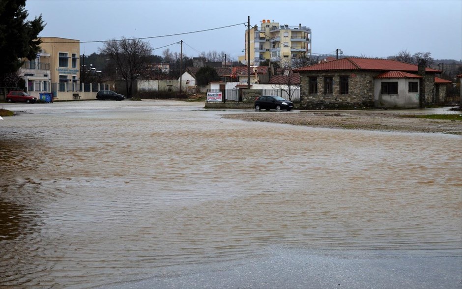 Πλημμύρες στην Κομοτηνή . Πλημμυρισμένος δρόμος στην Κομοτηνή. Επί ποδός βρίσκονται η Πολιτική Προστασία, η Πυροσβεστική και η Αστυνομία σε περιοχές της Ροδόπης και της Ξάνθης, λόγω της κακοκαιρίας που εκδηλώθηκε στους δύο νομούς, με κύρια χαρακτηριστικά τις ισχυρές καταιγίδες στα πεδινά και τις χιονοπτώσεις στα ορεινά.