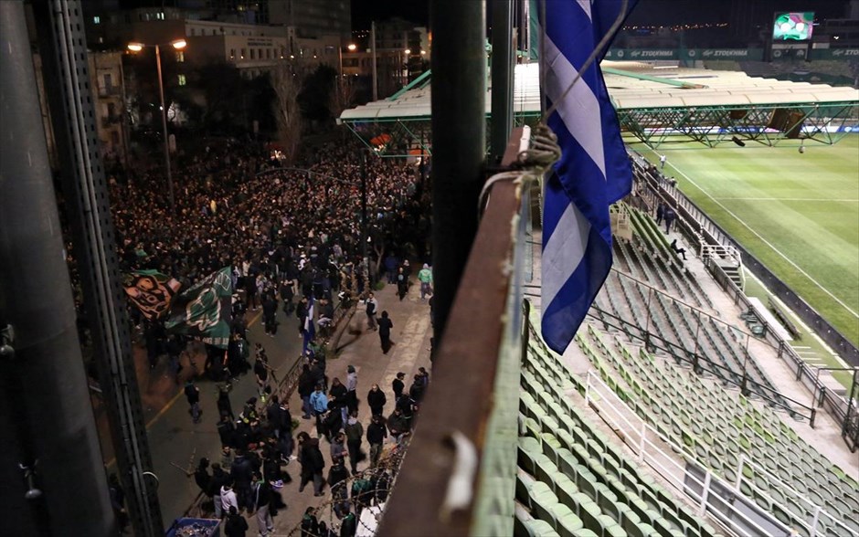 Ντέρμπι με άδειες κερκίδες . Φίλαθλοι έχουν συγκεντρωθεί επί της Λεωφόρου Αλεξάνδρας για να παρακολουθήσουν τον αγώνα Παναθηναϊκός – ΠΑΟΚ από γιγαντοοθόνες που έχουν στηθεί έξω από το γήπεδο «Απόστολος Νικολαΐδης».&nbsp; Ο αγώνας πραγματοποιήθηκε χωρίς την παρουσία φιλάθλων στις εξέδρες, ύστερα από σχετική απόφαση του υφυπουργού Αθλητισμού Σταύρου Κοντονή. Ο Παναθηναϊκός νίκησε με 4-3 τον ΠΑΟΚ, στο ντέρμπι της 27ης αγωνιστικής της Σούπερ Λίγκας.