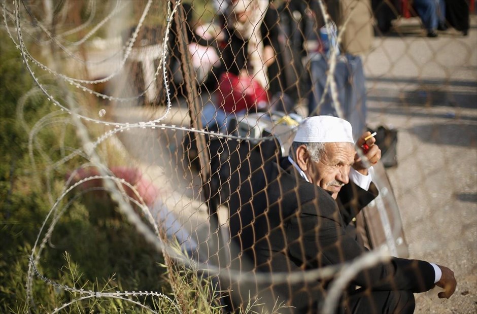 Ένας Παλαιστίνιος στα σύνορα της Ράφα. Ένας άνδρας από την Παλαιστίνη περιμένει να λάβει άδεια από τις αρχές προκειμένου να περάσει στην Αίγυπτο από τα σύνορα της Ράφα, τα οποία, σύμφωνα με τις αρχές της Αιγύπτου, σήμερα και αύριο θα παραμείνουν ανοιχτά. Η πόλη Ράφα είναι ένα από τα ελάχιστα σημεία διέλευσης μεταξύ της Λωρίδας της Γάζας και του υπόλοιπου κόσμου, το οποίο δεν αποτελεί σύνορο με το Ισραήλ.