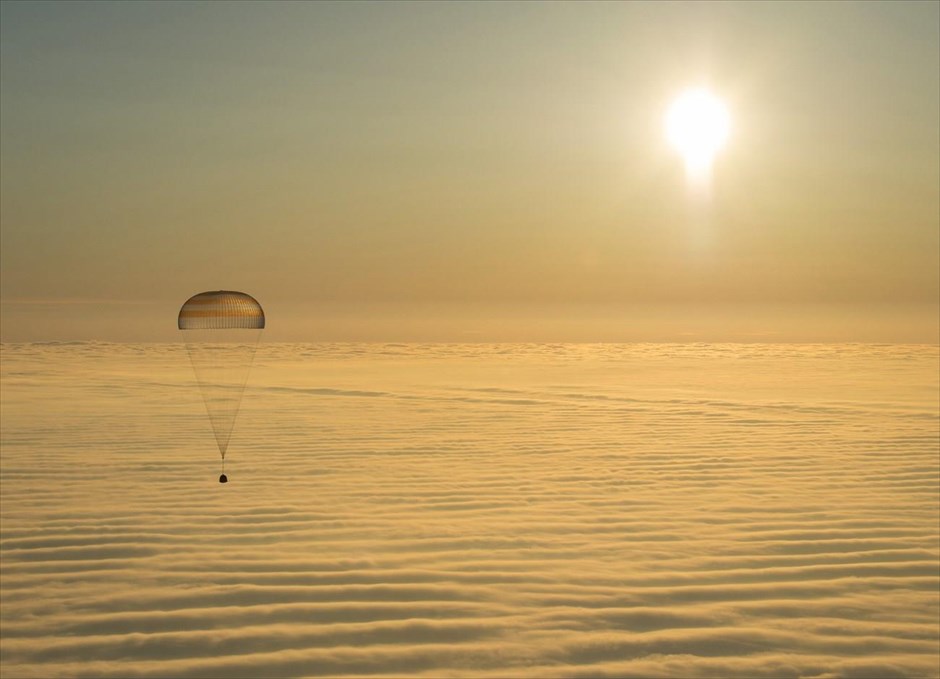 Επιστροφή στη Γη. H διαστημική κάψουλα Soyuz TMA-14M πετά πάνω από το κεντρικό Καζακστάν, μεταφέροντας πίσω στη Γη το τριμελές πλήρωμα του Διεθνούς Διαστημικού Σταθμού.&nbsp;