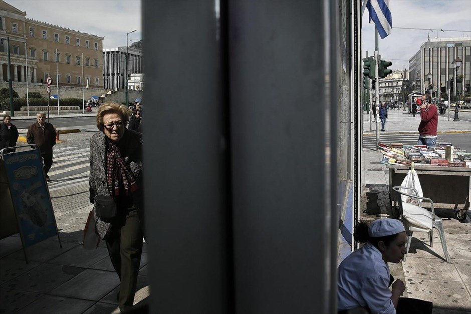 Στην Αθήνα μεταφέρονται οι τεχνικές συζητήσεις. Στην Αθήνα μεταφέρονται από σήμερα οι συζητήσεις σε τεχνικό επίπεδο για την αξιολόγηση του των διαρθρωτικών μεταρρυθμίσεων της κυβέρνησης. Στη διάρκεια της χθεσινής συνάντησης στις Βρυξέλλες, που ολοκληρώθηκε αργά το βράδυ, διαμορφώθηκε το πλαίσιο της διαπραγμάτευσης, ωστόσο κρίθηκε ότι για να μπορέσει να προχωρήσει η αξιολόγηση θα απαιτηθούν δημοσιονομικά στοιχεία τα οποία θα αντληθούν στην Αθήνα σε επιτόπου συναντήσεις. Στη φωτογραφία, η πλατεία Συντάγματος.