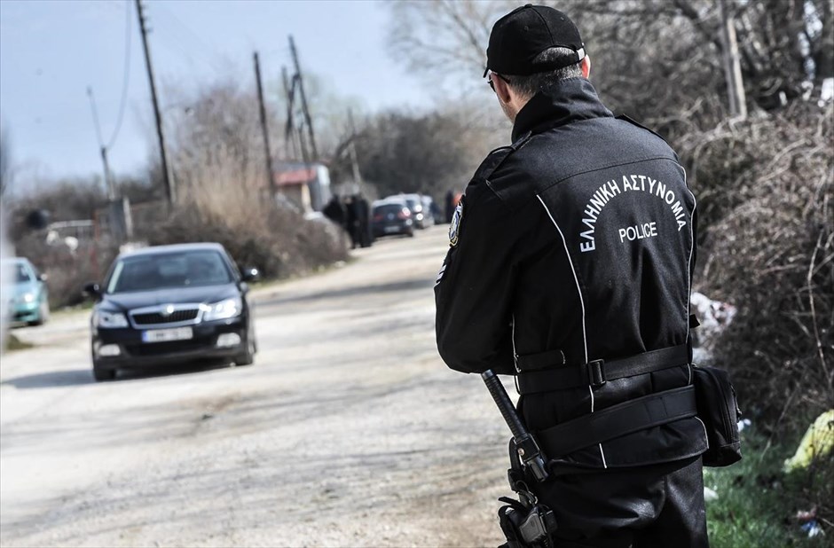 Ιωάννινα: Νεκρός βρέθηκε ο Βαγγέλης Γιακουμάκης . Νεκρός σε αγροτική περιοχή στον Κατσικά Ιωαννίνων βρέθηκε ο 20χρονος φοιτητής Βαγγέλης Γιακουμάκης τα ίχνη του οποίου είχαν χαθεί από τις 6 Φεβρουαρίου. Η σορός του ήταν σε κατάσταση σήψης και δίπλα της υπήρχε ένα μαχαίρι. Το πτώμα εντοπίστηκε το πρωί από κάτοικο της περιοχής ο οποίος ενημέρωσε την Αστυνομία. Στη συνέχεια στο σημείο κλήθηκε ο θείος του 20χρονου, ο οποίος έσπευσε επί τόπου και αναγνώρισε τον ανιψιό του.