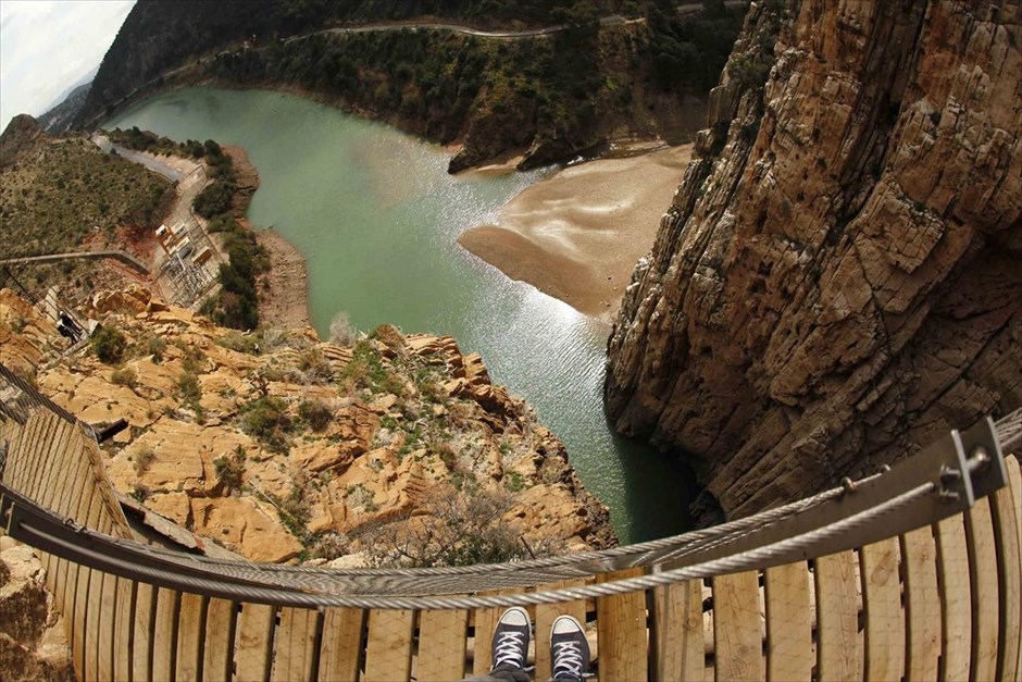Περπατώντας στο «μονοπάτι του βασιλιά». Δημοσιογράφοι (αριστερά) περπατούν στο μήκους τριών χιλιομέτρων «μονοπάτι του βασιλιά» (Caminito del Rey) στη νότια Ισπανία, το οποίο θεωρείται ένα από τα πιο επικίνδυνα μονοπάτια του κόσμου. Χτισμένο μεταξύ του 1901 και 1905, περίπου 100 μέτρα πάνω από το φαράγγι Γαϊτάνες, το «μονοπάτι του βασιλιά» παρέμενε κλειστό από το 2001, όταν πέντε άτομο σκοτώθηκαν πέφτοντας στο κενό.&nbsp;Οι πεζοπόροι θα μπορούν πλέον να το επισκεφθούν από τις 28 Μαρτίου, καθώς οι εργασίες αποκατάστασης και αντικατάστασης επικίνδυνων τμημάτων του ολοκληρώθηκαν.&nbsp;