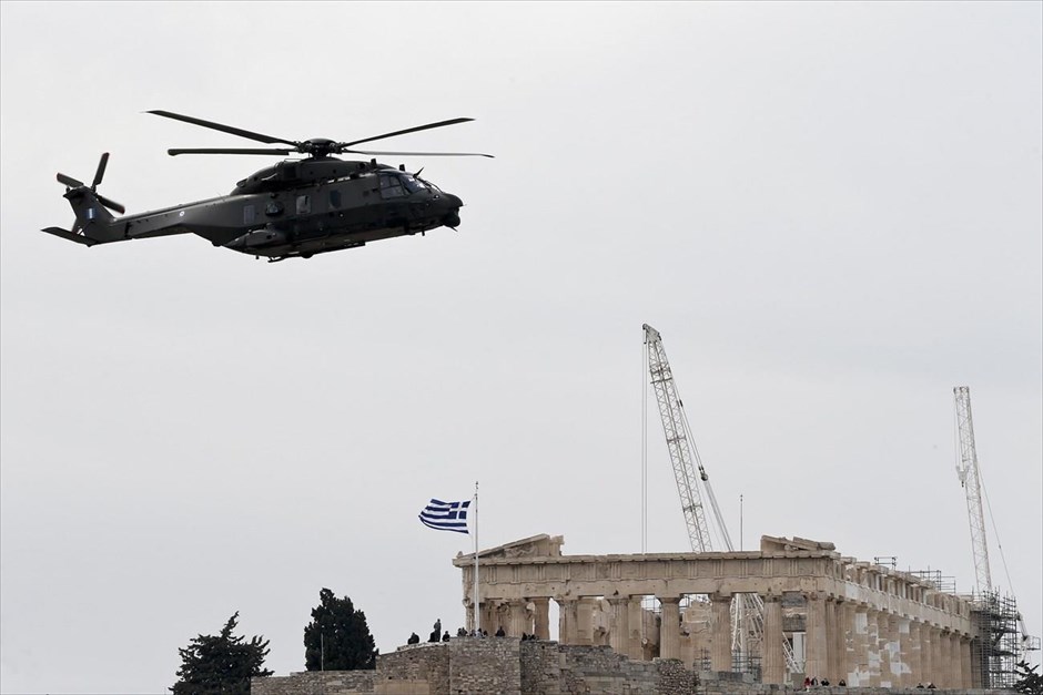 Προετοιμασίες για την στρατιωτική παρέλαση της 25ης Μαρτίου. Ένα ελικόπτερο NH90 της Ελληνικής Πολεμικής Αεροπορίας πετά πάνω από την Ακρόπολη, στην Αθήνα, στα πλαίσια πρόβας εν όψει της στρατιωτικής παρέλασης για την επέτειο της 25ης Μαρτίου.