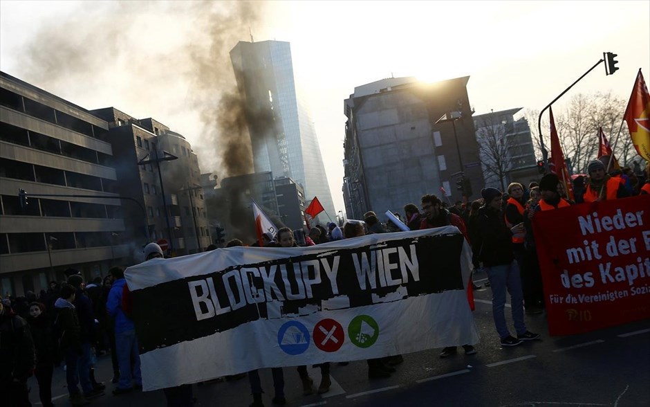 Φρανκφούρτη: Σε πολιορκία το νέο κτήριο της ΕΚΤ. Μέλη του κινήματος Blockupy πραγματοποιούν πορεία διαμαρτυρίας λίγες ώρες πριν τα εγκαίνια του κτηρίου της ΕΚΤ.