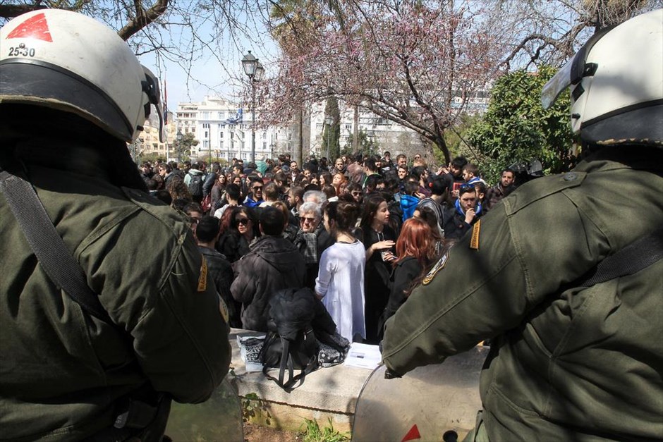 Κατάληψη στη Νομική Σχολή Αθηνών. Δυνάμεις των ΜΑΤ έχουν παραταχθεί γύρω από το κτήριο της Νομικής Σχολής Αθηνών, που τελεί υπό κατάληψη για έκτη μέρα, από&nbsp; αντιεξουσιαστές.