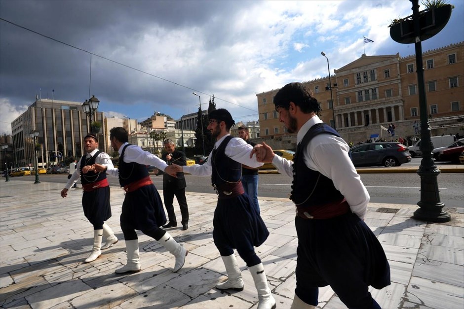 Πρόβες για τις εκδηλώσεις της 25ης Μαρτίου. Χορευτές κρητικού συγκροτήματος κάνουν πρόβα στην πλατεία Συντάγματος, εν όψει των εκδηλώσεων που θα πραγματοποιηθούν στην Αθήνα στο πλαίσιο του εορτασμού της επετείου της 25ης Μαρτίου.