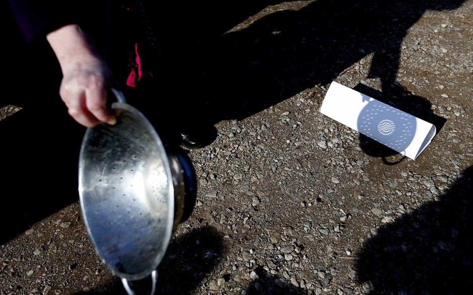 Η έκλειψη ηλίου στο παρατηρητήριο του Κιλ στην Αγγλία. Ένας άνδρας χρησιμοποιεί ένα σουρωτήρι προκειμένου να παρατηρήσει την έκλειψη ηλίου, στο Κιλ της κεντρικής Αγγλίας.&nbsp;&nbsp;