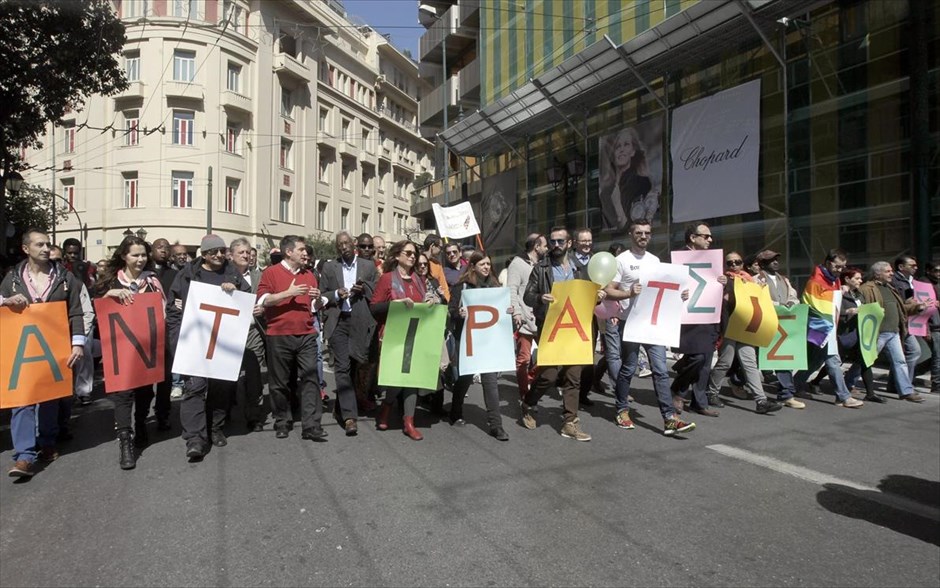 Αντιρατσιστικό συλλαλητήριο στο Σύνταγμα . Ο δήμαρχος Αθηναίων Γιώργος Καμίνης συμμετέχει μαζί με κόσμο στο αντιρατσιστικό συλλαλητήριο που πραγματοποιήθηκε στο Σύνταγμα στο πλαίσιο της Παγκόσμιας Ημέρας κατά του Ρατσισμού. Σε δήλωσή του, ο δήμαρχος Αθηναίων, Γ. Καμίνης, ο οποίος συμμετείχε στον «Περίπατο κατά των Διακρίσεων», στο κέντρο της Αθήνας, τόνισε ότι «η ανοχή στην διαφορετικότητα δεν κρίνεται μόνο σε επίπεδο διακηρύξεων αλλά σε κάθε πτυχή της καθημερινότητάς μας: στο σπίτι, στη δουλειά, στο σχολείο, στο δρόμο».
