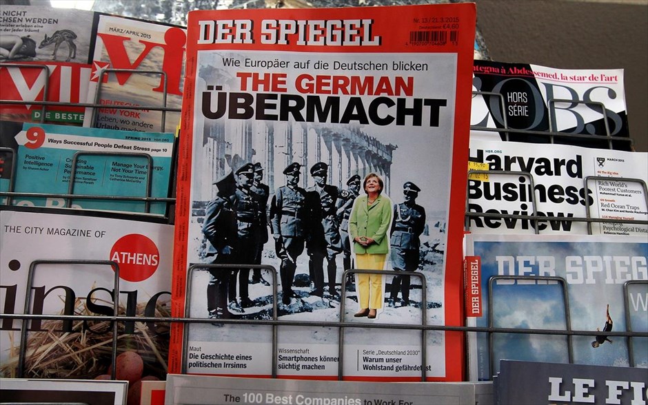 Der Spiegel: Μέρκελ και ναζί με φόντο τον Παρθενώνα. Το εξώφυλλο του γερμανικού περιοδικού «Der Spiegel» διακρίνεται στις προθήκες περιπτέρου. Το γερμανικό περιοδικό κυκλοφόρησε το Σάββατο με τίτλο «Εμείς οι Ευρωπαίοι από τη γερμανική ματιά - Η Γερμανική Υπερδύναμη», ενώ καλύπτεται από επεξεργασμένη φωτογραφία που δείχνει τη Γερμανίδα καγκελάριο Άγκελα Μέρκελ ανάμεσα σε αξιωματικούς των ναζί μπροστά στον Παρθενώνα την περίοδο της Κατοχής.