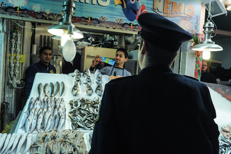 Έναρξη του θεσμού «Αστυνομικός της γειτονιάς». Στιγμιότυπο από αστυνομικό που συμμετέχει στο πρόγραμμα " Αστυνομικός της γειτονιάς" στην περιοχή της Καλλιθέας. Από σήμερα εφαρμόζεται πιλοτικά ο θεσμός «Αστυνομικός της Γειτονιάς» σε 22 γειτονιές στην Αθήνα και τη Θεσσαλονίκη στις ευρύτερες περιοχές της Καλλιθέας και του Χαλανδρίου στην Αττική, καθώς και της Τούμπας –Τριανδρίας και Ευόσμου στη Θεσσαλονίκη.