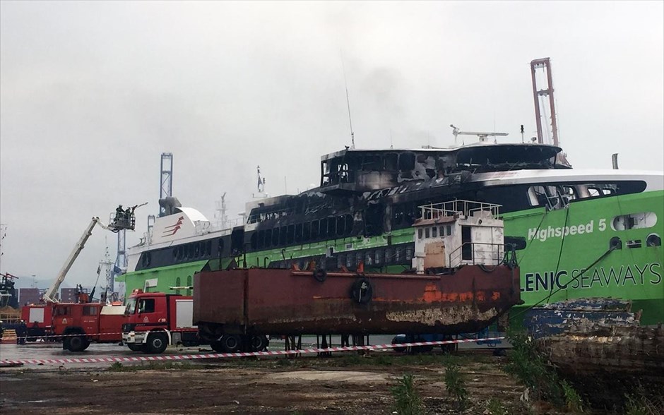 Φωτιά στο High Speed 5 στο Κερατσίνι. Ένα άτομο εντοπίστηκε νεκρό κατά τη διάρκεια κατάσβεσης πυρκαγιάς που εκδηλώθηκε στο High Speed 5, το οποίο βρίσκεται για επισκευή στον μώλο Κερατσινίου. Η φωτιά λόγω των εύφλεκτων υλικών επεκτάθηκε γρήγορα και έχει προκαλέσει σημαντικές ζημιές στο πλοίο. Για την κατάσβεση της πυρκαγιάς επιχειρούν 30 πυροσβέστες με 10 οχήματα και ένα πυροσβεστικό πλοιάριο.