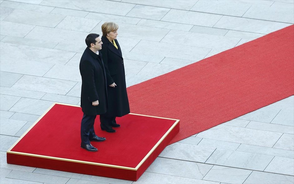 Τον Αλ. Τσίπρα υποδέχθηκε η Άγκελα Μέρκελ. Στη Γερμανική καγκελαρία έφτασε ο πρωθυπουργός Αλέξης Τσίπρας. Στιγμιότυπο από την ειδική τελετή υποδοχής του.