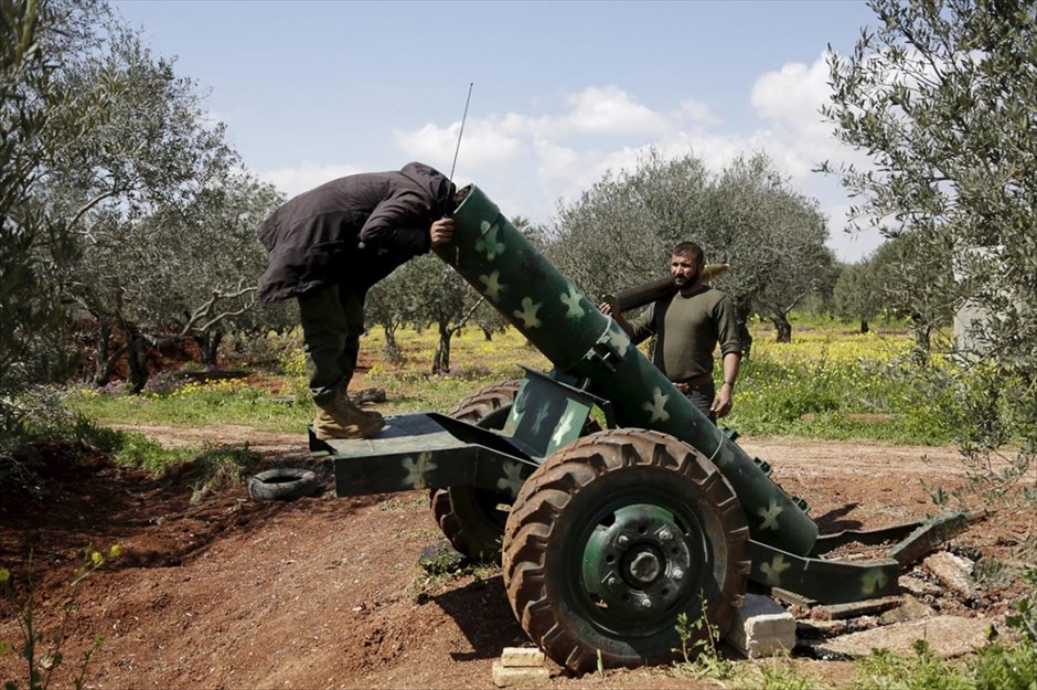 Στιγμές από την καθημερινότητα των ανταρτών στη Συρία. Ένας αντάρτης επιθεωρεί ένα κανόνι, στην Ιντλίμπ της Συρίας.