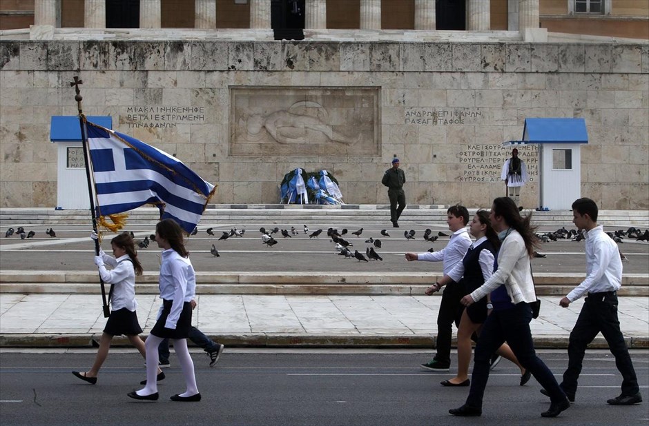 Μαθητική παρέλαση για την 25η Μαρτίου στο Σύνταγμα. Με τη συμμετοχή 1878 μαθητών από τα 313 σχολεία του δήμου Αθηναίων πραγματοποιήθηκε φέτος η μαθητική παρέλαση για την επέτειο της 25ης Μαρτίου στο Σύνταγμα.