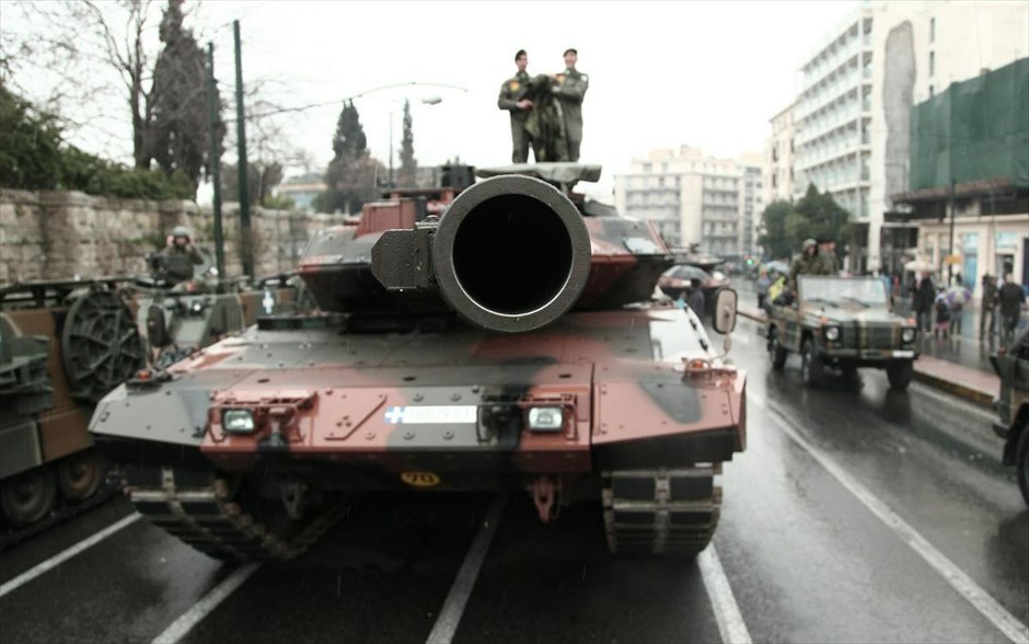 Στρατιωτική παρέλαση και γλέντι υπό βροχή για την 25η Μαρτίου. 