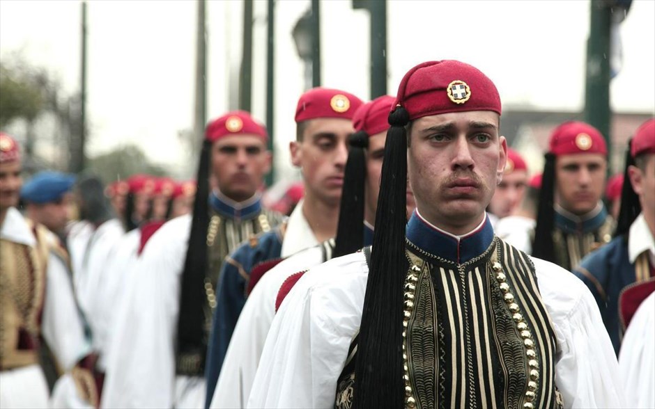 Στρατιωτική παρέλαση και γλέντι υπό βροχή για την 25η Μαρτίου. 