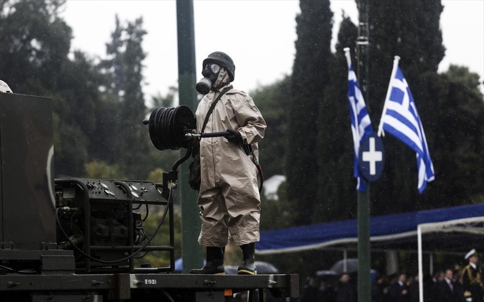Στρατιωτική παρέλαση και γλέντι υπό βροχή για την 25η Μαρτίου. 