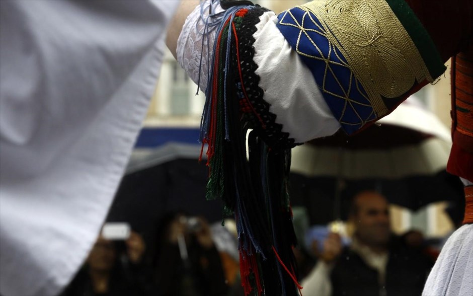 Στρατιωτική παρέλαση και γλέντι υπό βροχή για την 25η Μαρτίου. 