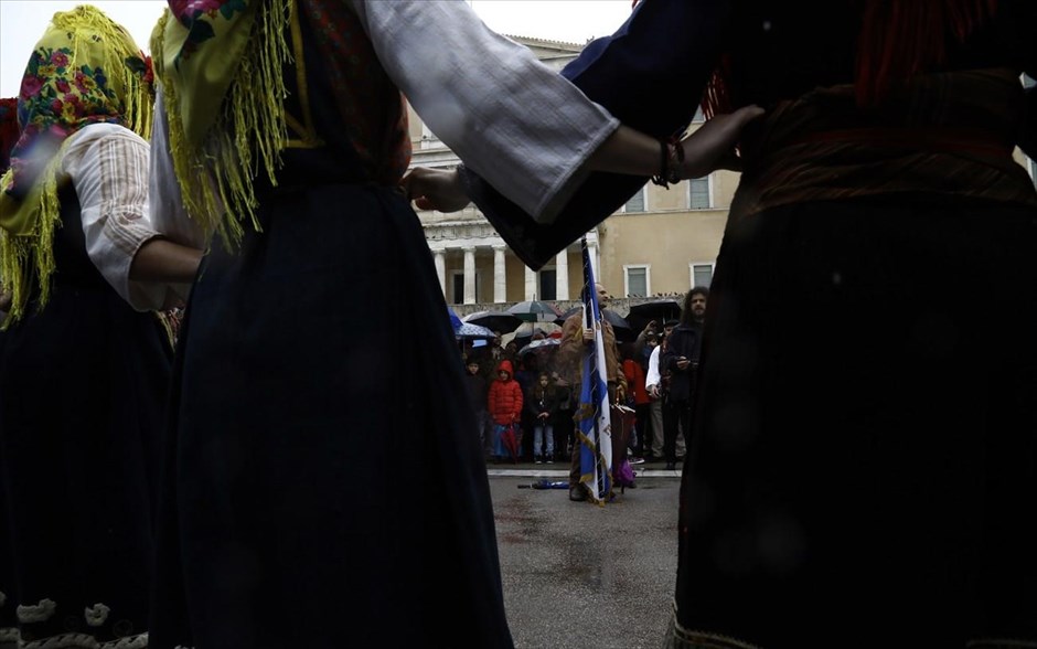 Στρατιωτική παρέλαση και γλέντι υπό βροχή για την 25η Μαρτίου. 