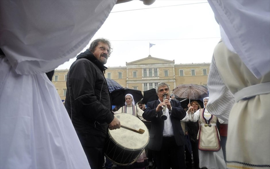 Στρατιωτική παρέλαση και γλέντι υπό βροχή για την 25η Μαρτίου. 