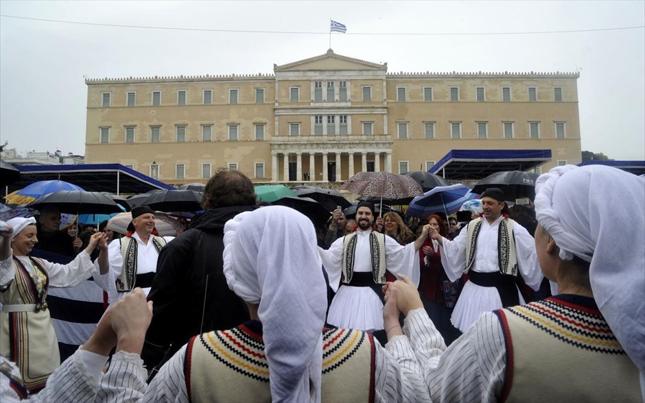 Στρατιωτική παρέλαση και γλέντι υπό βροχή για την 25η Μαρτίου. 