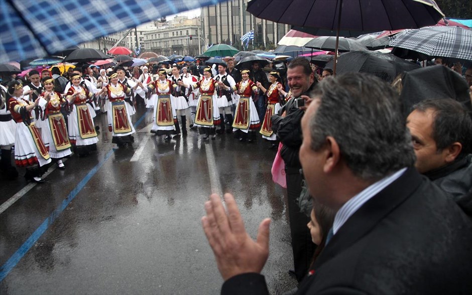 Στρατιωτική παρέλαση και γλέντι υπό βροχή για την 25η Μαρτίου. 