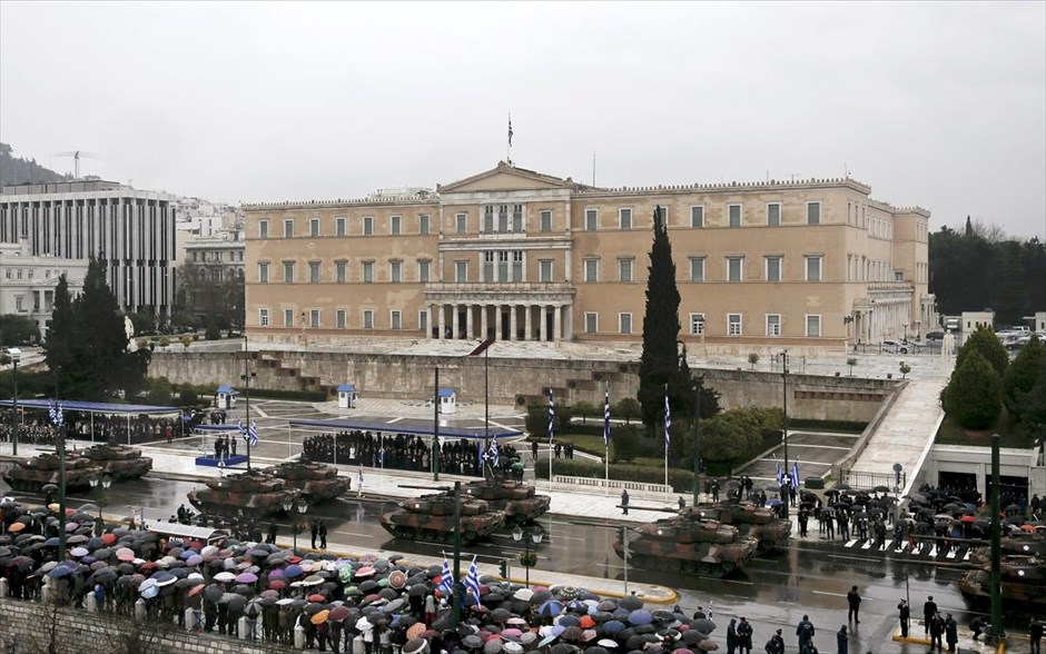Στρατιωτική παρέλαση και γλέντι υπό βροχή για την 25η Μαρτίου. 