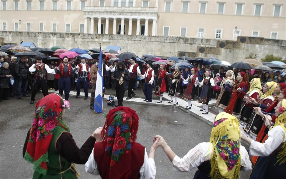 Στρατιωτική παρέλαση και γλέντι υπό βροχή για την 25η Μαρτίου. 