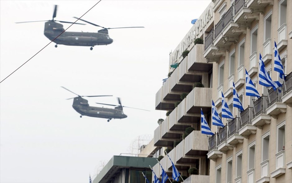 Στρατιωτική παρέλαση και γλέντι υπό βροχή για την 25η Μαρτίου. 