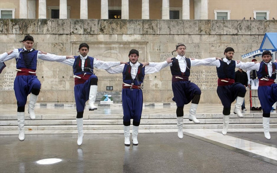 Στρατιωτική παρέλαση και γλέντι υπό βροχή για την 25η Μαρτίου. 