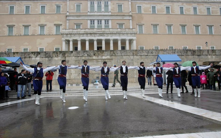 Στρατιωτική παρέλαση και γλέντι υπό βροχή για την 25η Μαρτίου. 