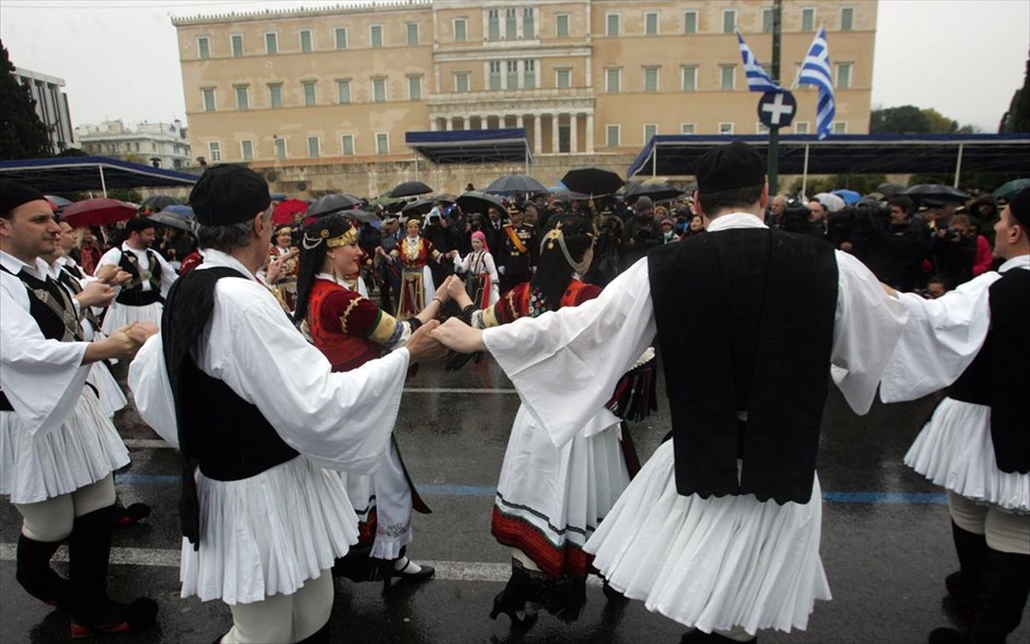 Στρατιωτική παρέλαση και γλέντι υπό βροχή για την 25η Μαρτίου. 